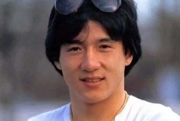 成龙片场庆68岁生日状态略显憔悴头发花白不少