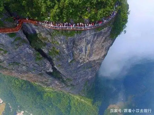 湖南省张家界天门山,海拔高达2000多米,门票只需60元