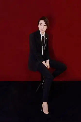 闫妮春晚黑西装演小品这就是女版的霸道总裁