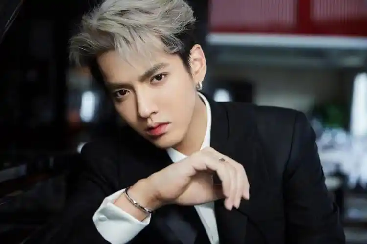 吴亦凡化身银发赛车手,快快点击观看吧