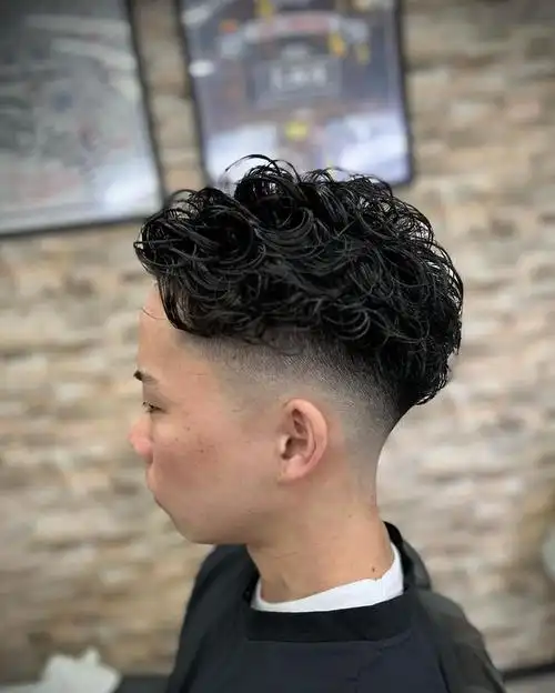 在本篇文章中,我将为您介绍四种热门男士发型:超短寸头,飞机头,大背头