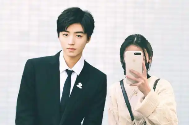 王俊凯首次晒和表姐合照两人五官神似粉丝跪求表姐快出道