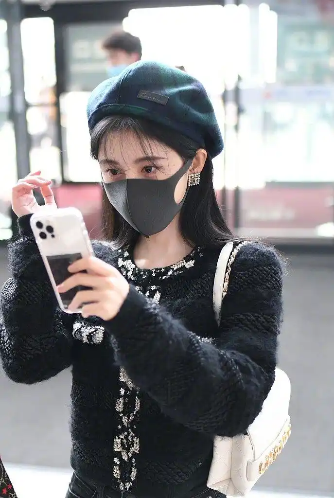 鞠婧祎偶像包袱太重,穿开衫毛衣已足够精致,机场还不断照小镜子