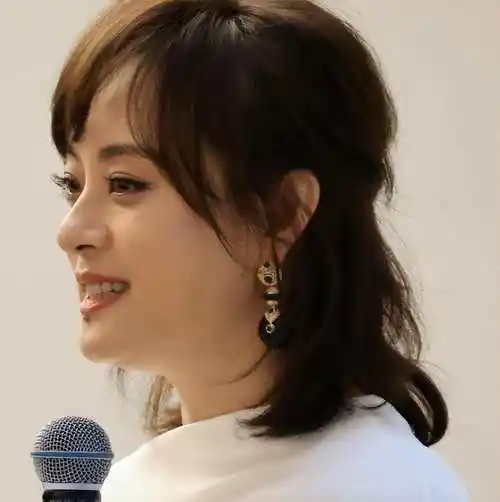 孙俪很少出现活动,不过,这次却罕见出现在华伦天奴品牌活动的现场,一