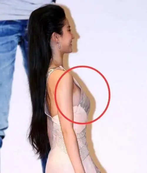 刘亦菲最想删除的照片,仙气全无,穿衣风格像站街女|背心|穿搭_网易