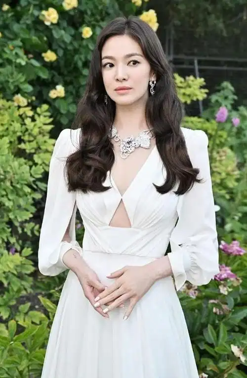 盘点韩国女星宋慧乔2023年最美的造型