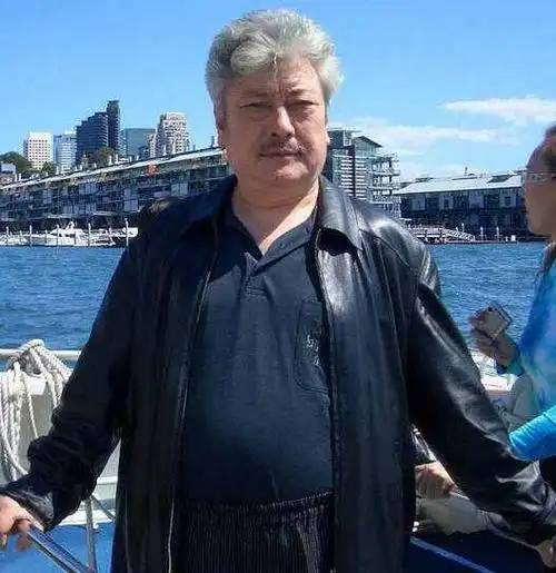 李建群的第一任老公是个画家,但是两人的感情并没有维持多久,很快便以