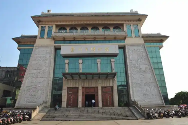 湖边就是雷州博物馆