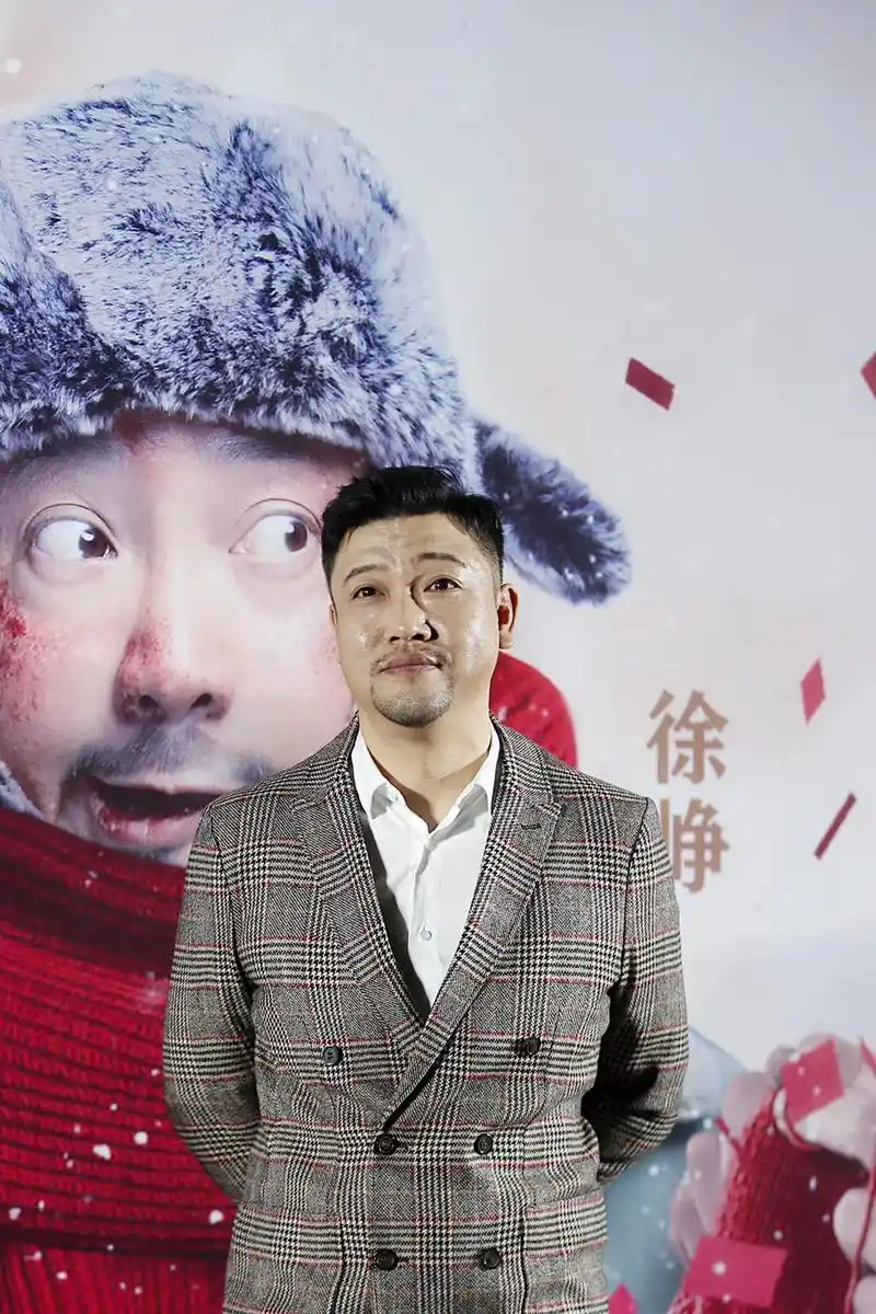 贾冰新电影首映礼欢脱玩梗 携手徐峥亮相节目互怼升级