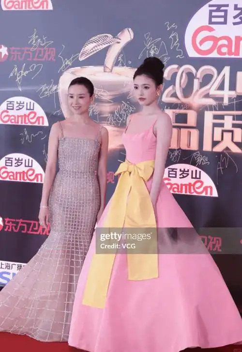 张雨绮撞脸李湘,唐嫣辛芷蕾比美,这俩好姐妹惊艳了_周迅_董洁_关晓彤