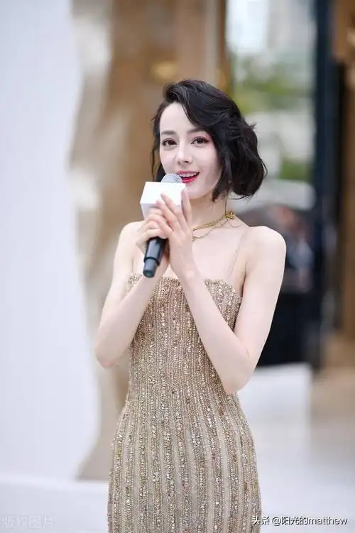 迪丽热巴出席轩尼诗快闪店活动身着露背蓝金长裙完美身材尽显无疑