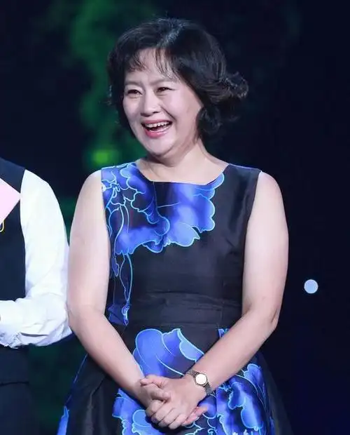 鞠萍姐姐从中专生变身央视一姐10年单身44岁携子再嫁