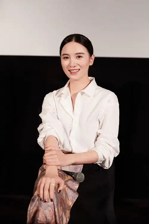 事实证明42岁未婚未育的宋佳早已走上女演员的另一条大道