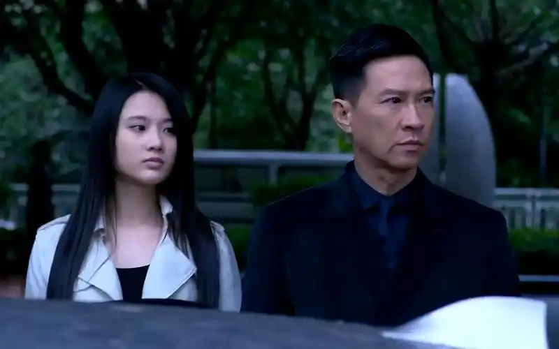 影帝张家辉抽烟"看戏",小姐姐忠心护主