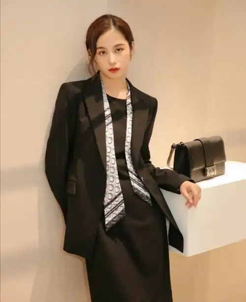 真正有气质的女人,穿西装时搭配这三种内搭,端庄优雅又有品位_腾讯