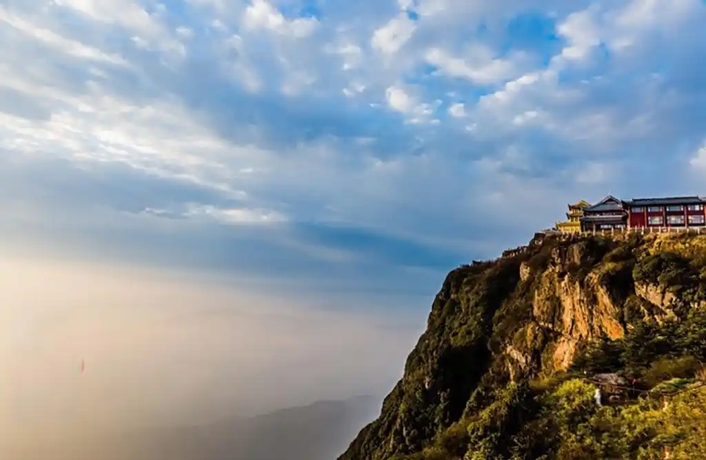 乐山峨眉山金顶一日游游记观后感浮现出一眼望不到头的壮丽云海