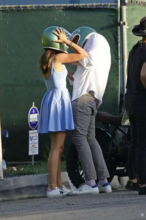 大本带小16岁女友兜风甜蜜似初恋网友每天都在上演偶像剧