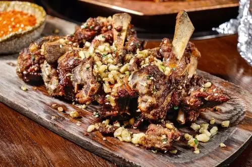 用大盆装的羊蝎子!