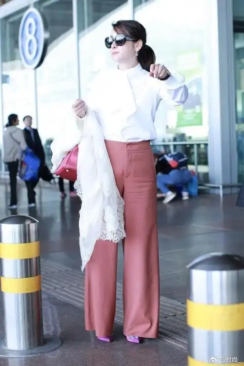 秦海璐真的很有大女人风范穿白衬衫配阔腿裤高级气质满分