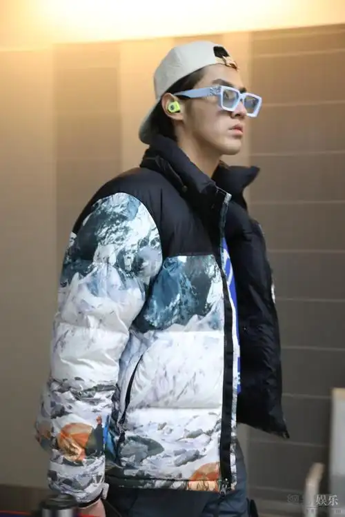 吴亦凡印花羽绒配工装裤玩混搭将出席lv巴黎大秀