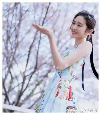 大美娇妻唐艺昕蓝色吊带裙樱花树下温婉出镜