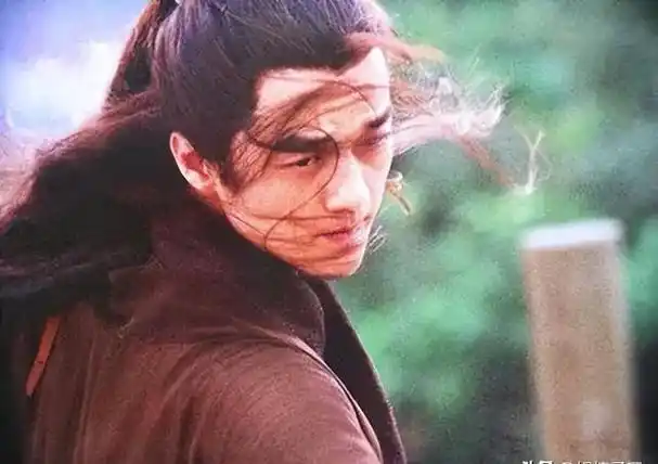 年轻时英俊潇洒,老了却丑成"糟老头子",男神的脸"肿"么了?