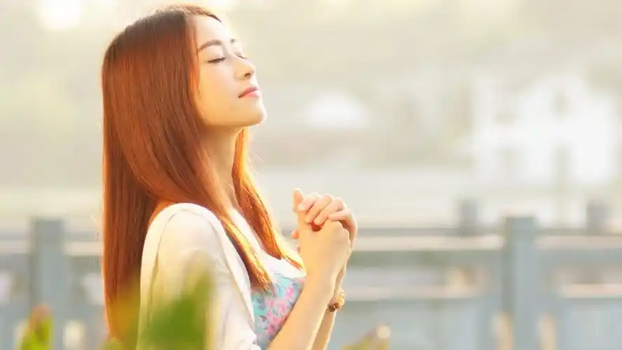 享受大自然的小清新阳光美女高清壁纸桌面-壁纸图片大全