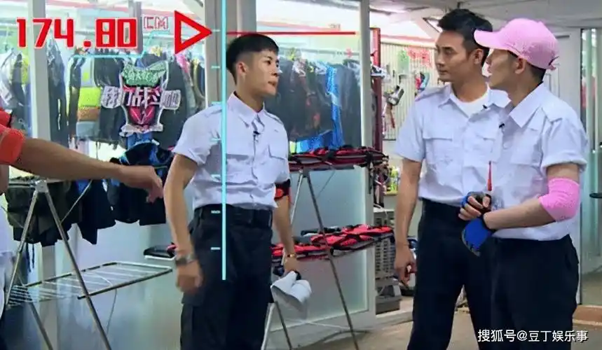 平时爱豆公布的身高这些都是180左右,按理说王嘉尔还挺接地气,似乎