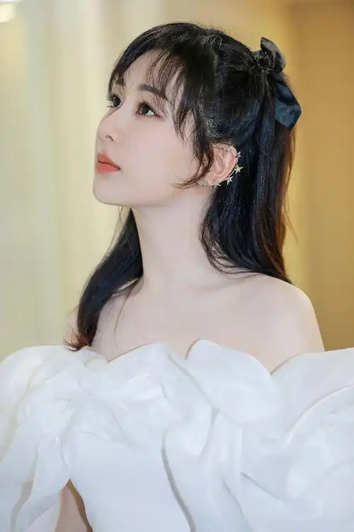 杨紫发丝微卷轻击心尖一字肩公主风造型甜蜜暴击