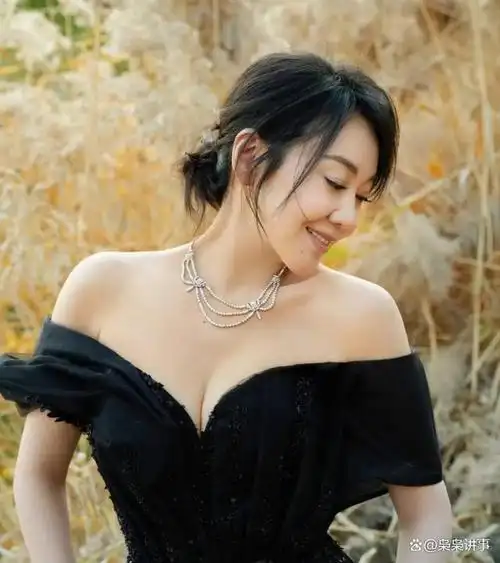 人们常说,年龄只是一个数字,而闫妮就是最好的证明.