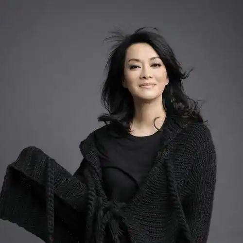 坐拥260多亿资产,"富婆"毛阿敏却为何再也没有笑容?_腾讯新闻