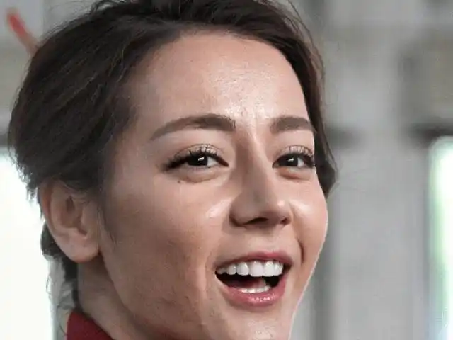 迪丽热巴离开美颜修图皮肤暗黄还有很多小坑只有身材是真的嗯