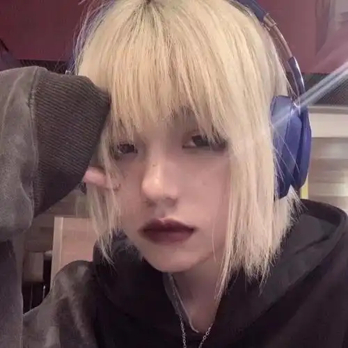 请问有黄头发的女生头像吗