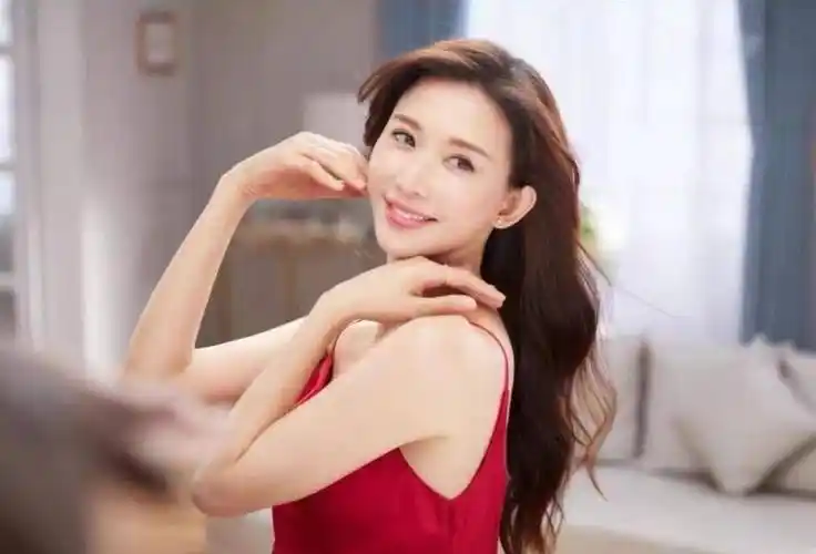 据透露,林志玲已经离婚,两人已经很久没有交往了,男方贺岁视频无妻