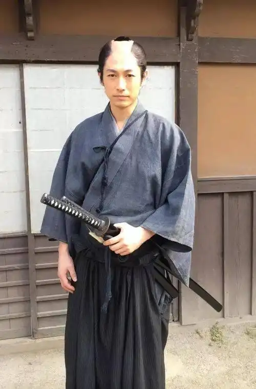 日本武士的谜之发型起源史:帅不帅,剃个月代头就知道了!