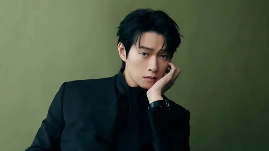 魏大勋黑西装金丝眼镜走红毯,一秒梦回孟宴臣,现场表白粉丝超宠