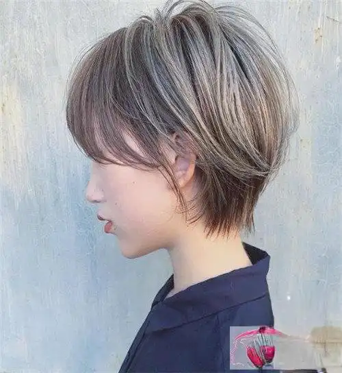 今年流行定位烫个性女生超短烫发