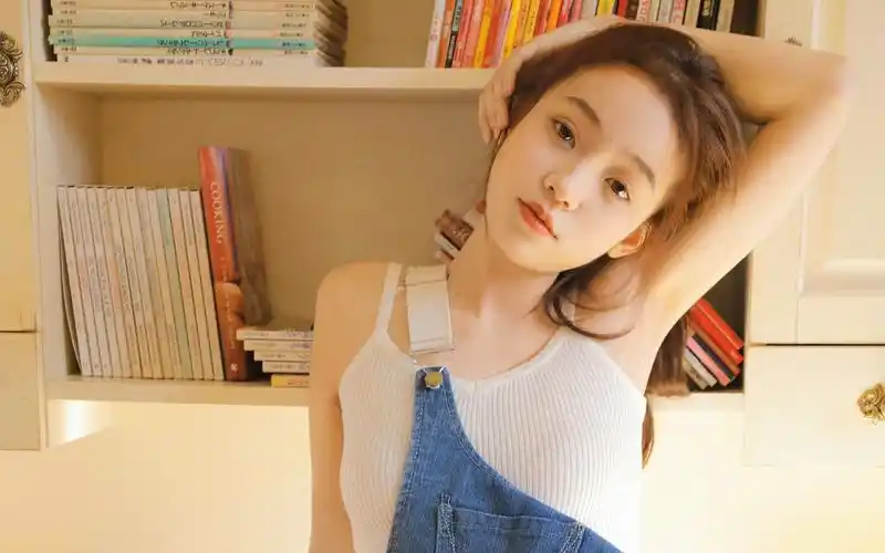 性感吊带美女居家唯美写真图片壁纸