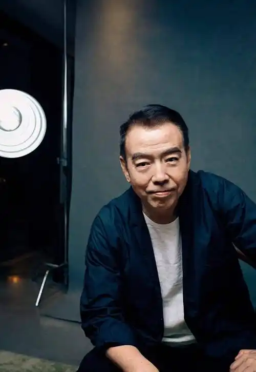 她被称为"大陆第一美女",两大名导为其着迷,如今55岁活的像25