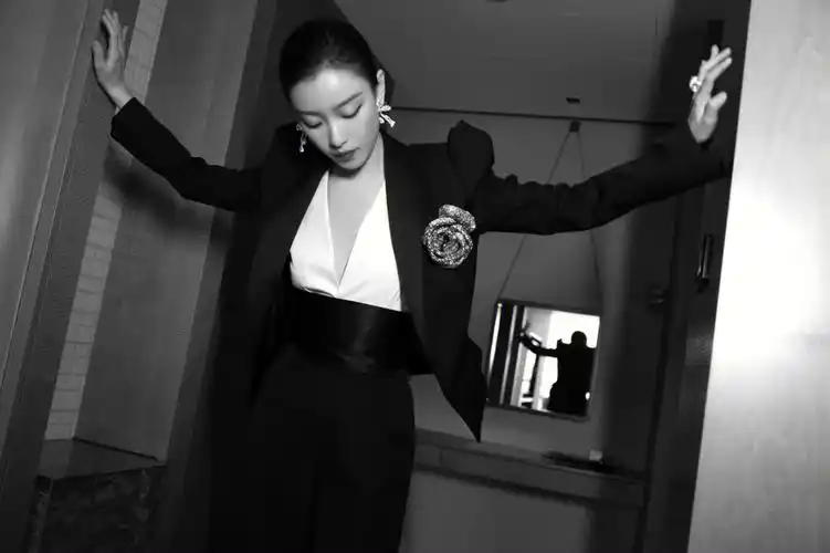 倪妮黑西装霸气十足大杀四方