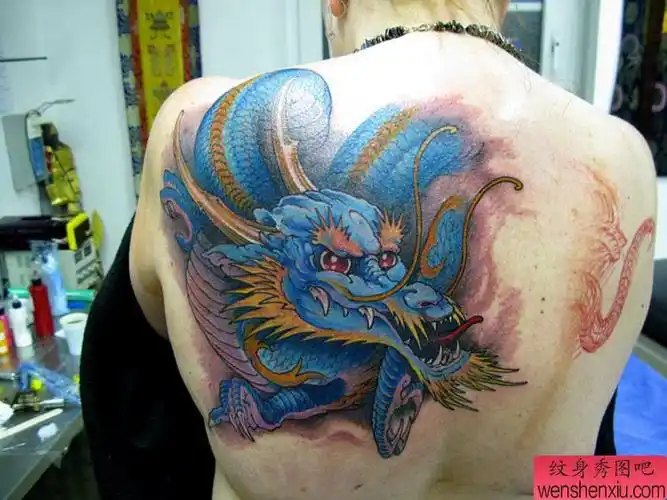 后背龙纹身图案