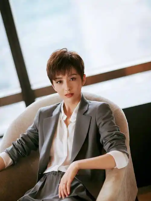 原创34岁佟丽娅穿白色连衣裙优雅时尚网友气质不输29岁baby