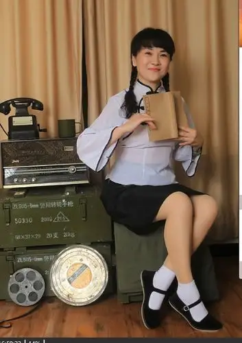 平底条绒布鞋美女