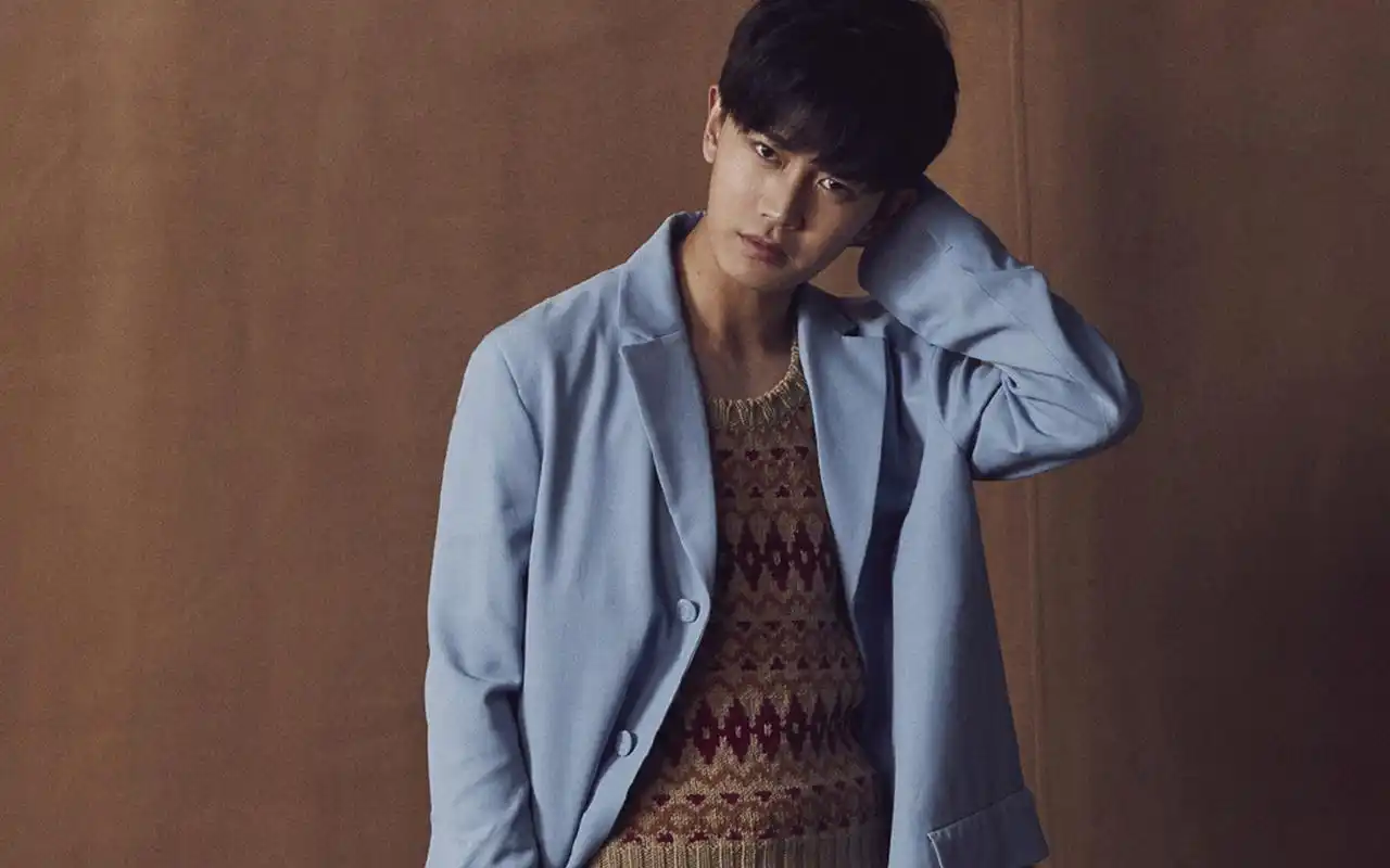 任嘉伦复古绅士范时尚大片桌面壁纸