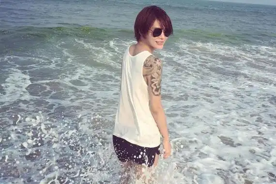 时诗的富二代男朋友长得雌雄莫辨喜欢的人是男是女