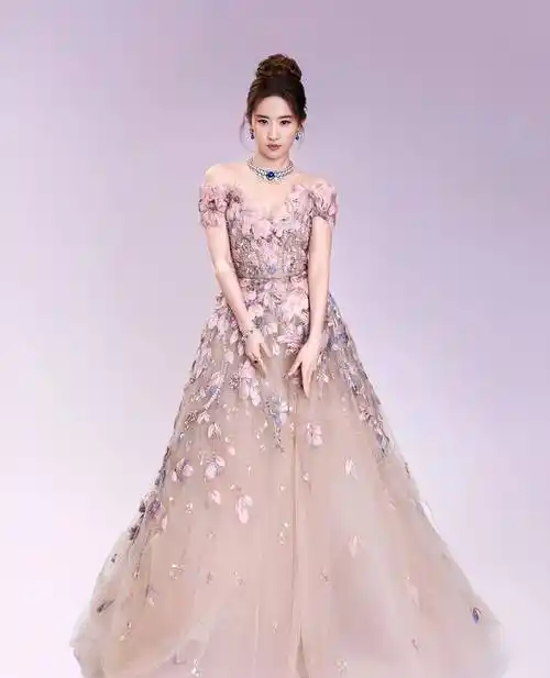 同场活动:刘亦菲宛若公主,舒淇性感女王,胡军苏有朋全黑绅士_气质