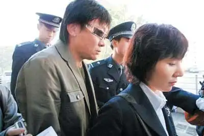 高峰滴血验亲 王纳文从容 孩子蒙面亮相 (组图)