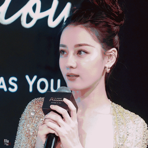 迪丽热巴水晶缀饰礼服##迪丽热巴秦岚同台