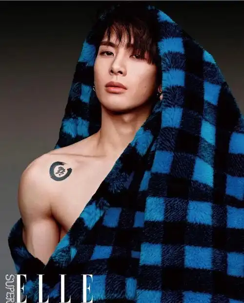 王嘉尔纹身747573