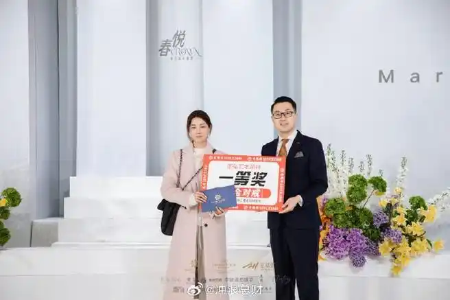 情侣逛商场被男友惊喜求婚感动落泪